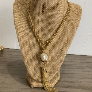 Elegant Gold Necklace with Pearl Pendant